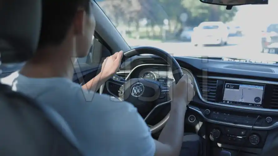 8k手握方向盘跟着导航开车_7680x4320_高清视频素材下载(编号:6515624