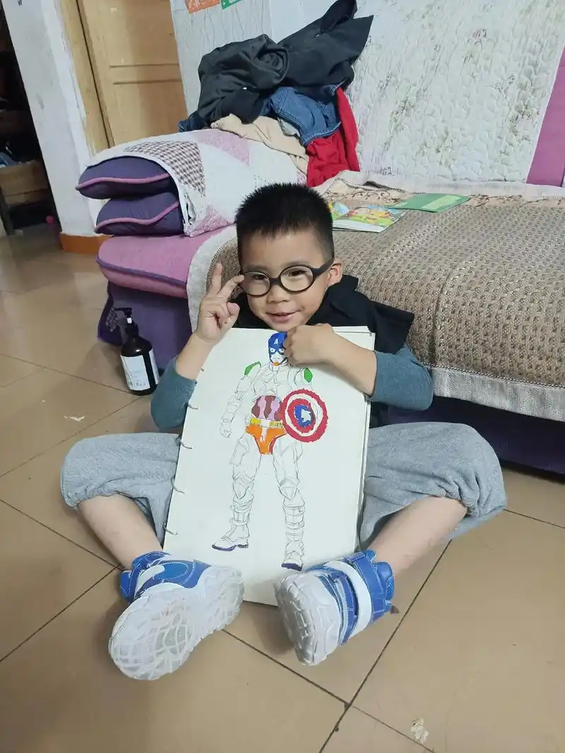 带娃日常.老婆上晚班,在家带娃,儿子看美国队长我画速写,儿子 - 抖音