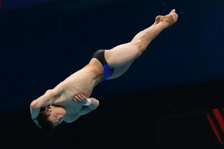 跳水王宗源获得男子三米板冠军