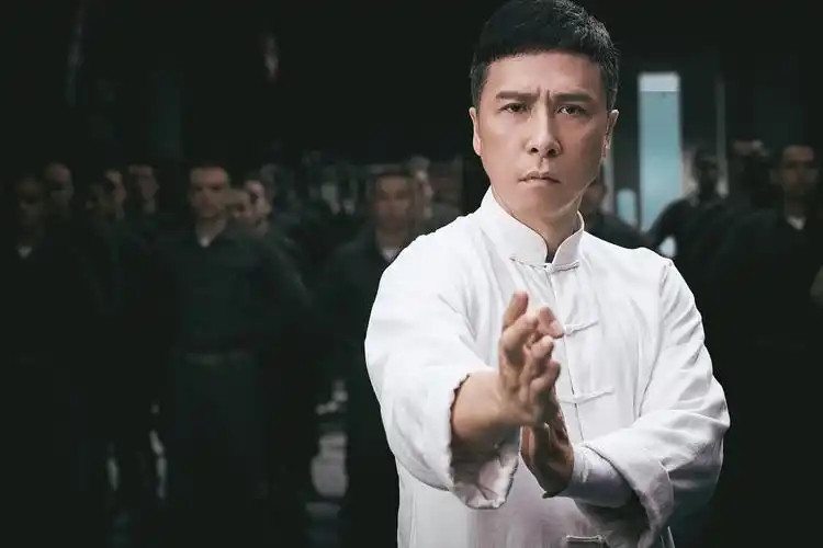 在定档海报中,甄子丹扮演的叶问独闯军营,气定神闲