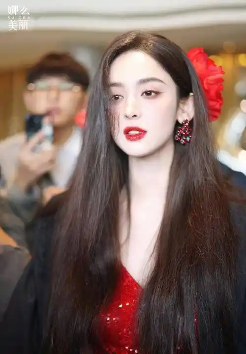 古力娜扎美到倒吸一口凉气,红色亮片裙披个长外套款款走来,美疯_穿着
