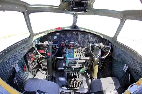 走进b-17g轰炸机内部"感伤之旅"展示隐秘空间