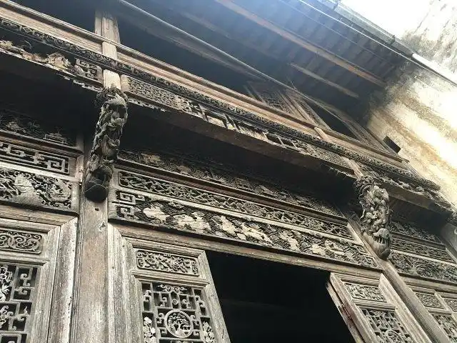 思溪里的建筑我觉得很不错,虽然都是徽派建筑风格,清代"银库"屋,"敬序