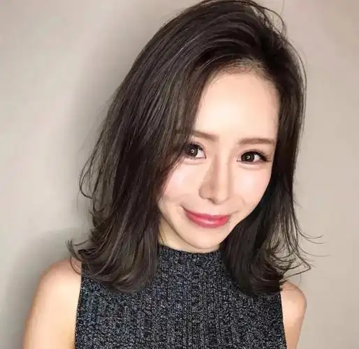 上图外翻式锁骨发:迷人的蓬松幅度,并且在发尾处做外翻大卷,发型的