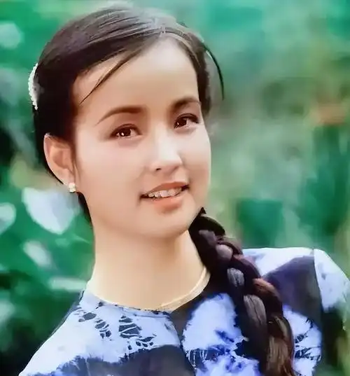 70岁的刘晓庆近照引发热议!网友:这是画皮,还是妖怪?