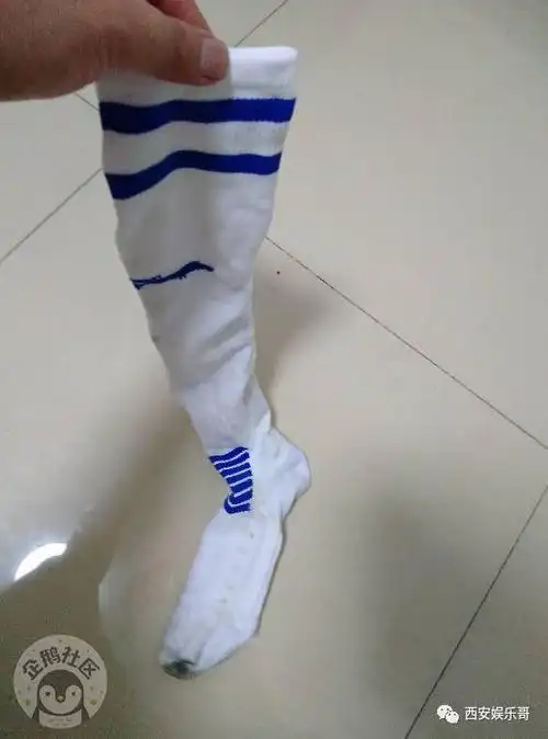 对于不懂足球的妹纸们来说,这的确只是一个外国老爷们的臭袜子!