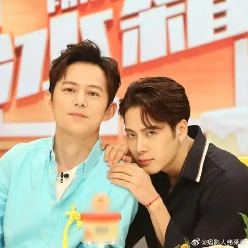 何炅说王嘉尔的喉结太厉害了