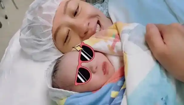 应采儿自从生下二胎后,把越来越多的精力都放在了孩子们的身上,几乎没