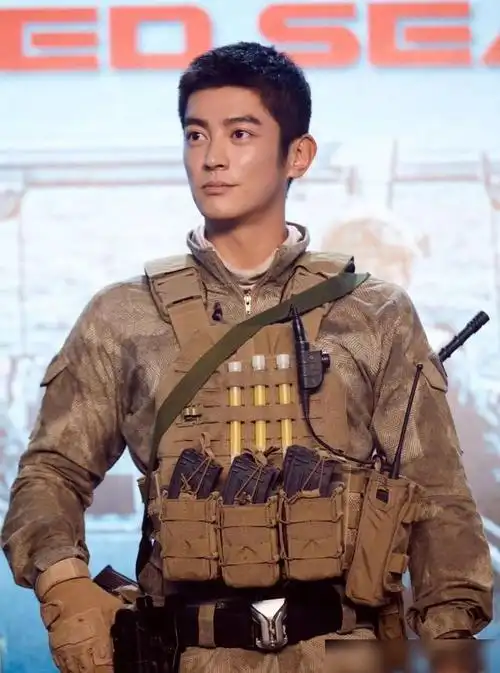 杜江的军装造型值得一看,最后一张很有爱_网易订阅