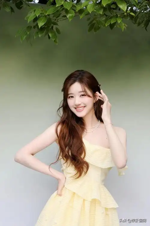 赵露思清甜初夏新照穿抹胸黄裙秀凝脂肌肤