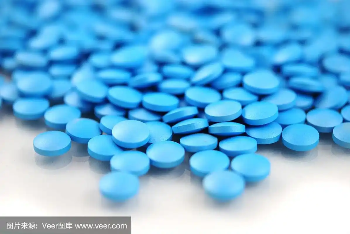 蓝色圆形药片特写在白色的背景