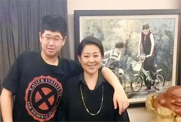 倪萍感情波折选择低调结婚,儿子患先天性白内障,与丈夫婚姻破裂