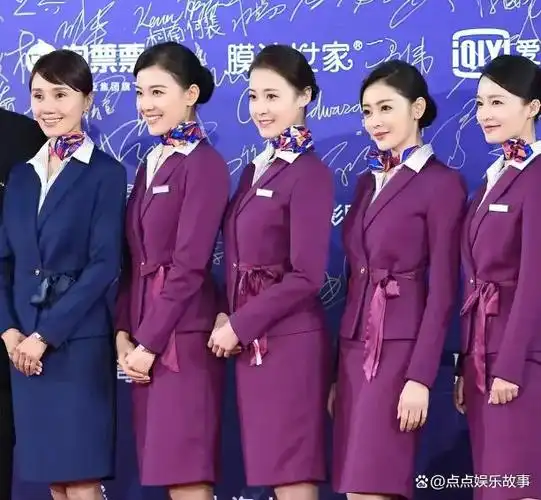 1米68的张天爱和1米66的李沁同样穿空姐制服谁更令人惊艳