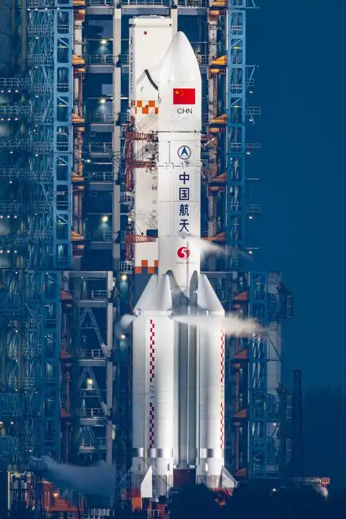 2000吨级火箭起飞瞬间,21台发动机同时点火,4年后登月时机成熟-腾讯