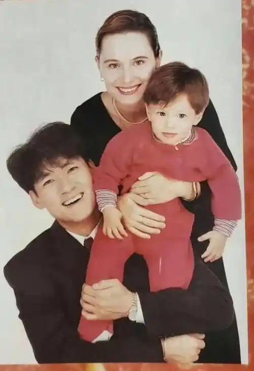 62岁周华健儿子满脸胡茬,与父亲同框像长辈,网友:谁是谁的爹?