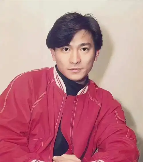 62岁刘德华容颜不老头发花白像极了可爱的满嘴胡渣的大叔