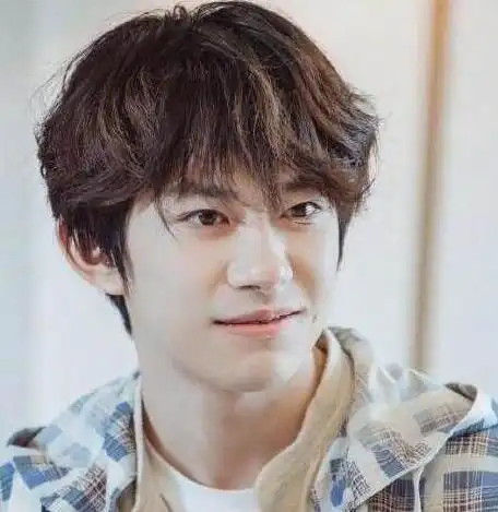 男生自然卷短发发型,烫出微卷时尚又自然