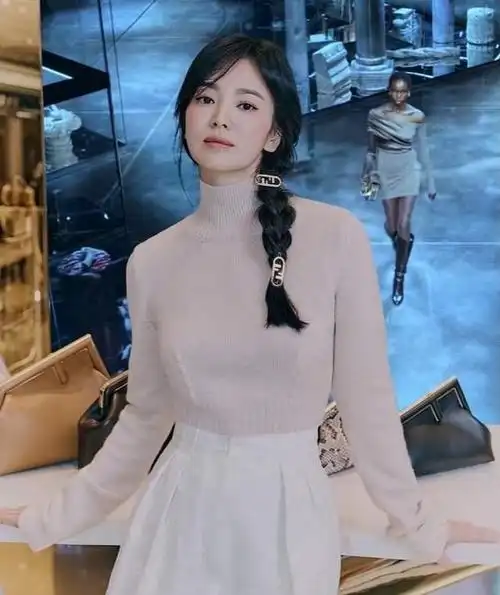 韩剧女神宋慧乔近照梳麻花辫看起来活力十足