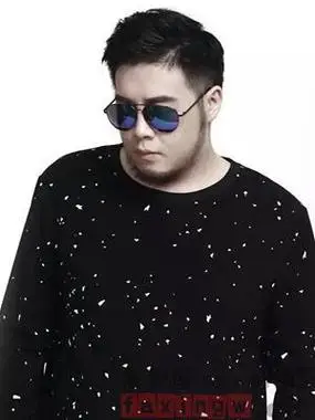 胖子圆脸适合烫什么发型男,微胖圆脸男人该剪什么发型?让你瘦脸有道!