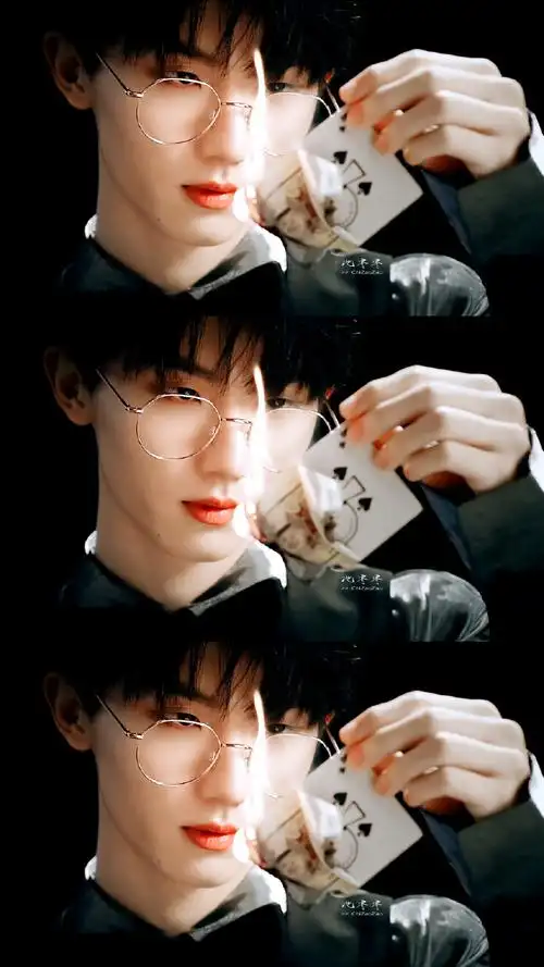 马嘉祺#·动图截修戴金丝眼镜的马嘉祺!yyds!