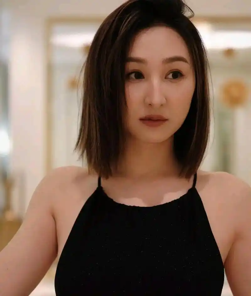 tvb女演员高海宁分享多张美照,大晒玲珑曲线展示好身材,照片中的玉背