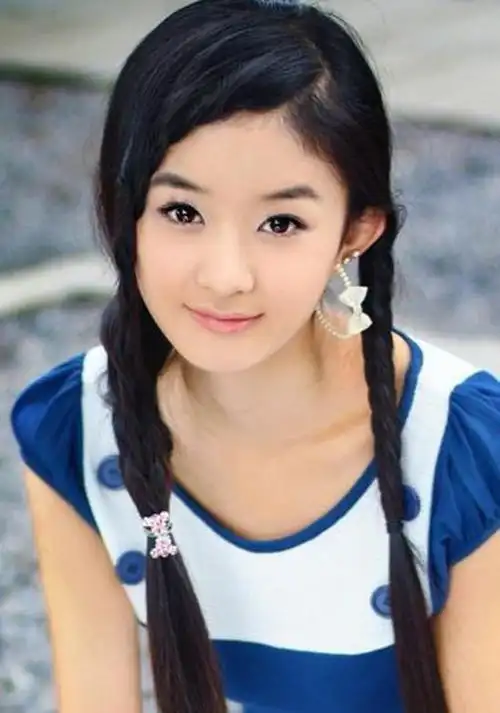 赵丽颖早期写真,甜美可爱,表情搞怪,就是造型略土了点