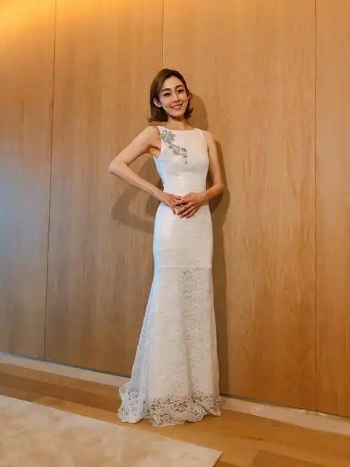 范玮琪露背长裙三亚酒店写真