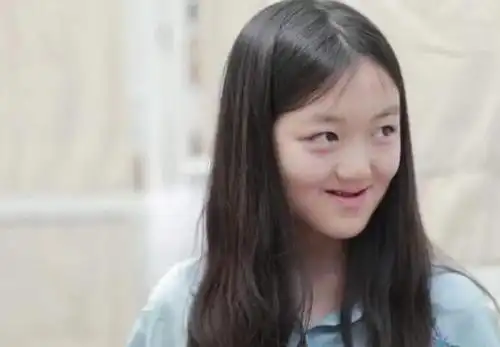 李嫣晒童年照庆祝14岁生日仅有闺蜜陪伴庆生王菲李亚鹏双缺席