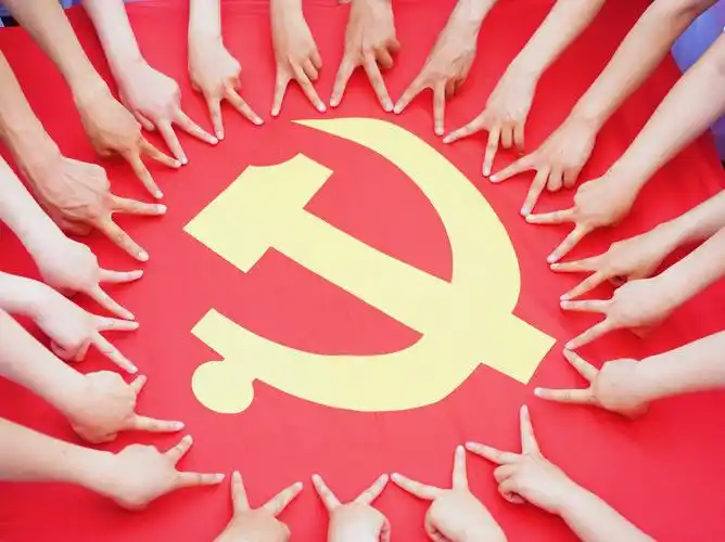 我与党旗合影 定格美好瞬间