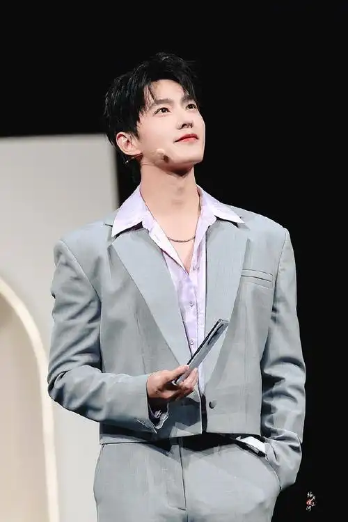 荣耀100##荣耀100系列全球代言人杨洋