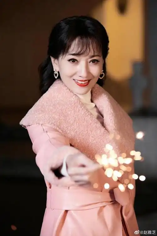 68岁赵雅芝近照,望着烟花表情似少女,网友:装嫩?
