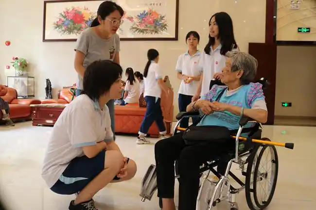 走进养老院——记广州市轻工职业学校学生志愿服务部与音乐社敬老活动