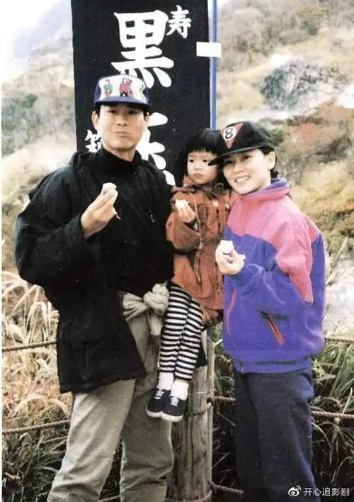 邓光荣替义妹沈殿霞出头去找官晶华算账却被竹联帮用枪抵住头