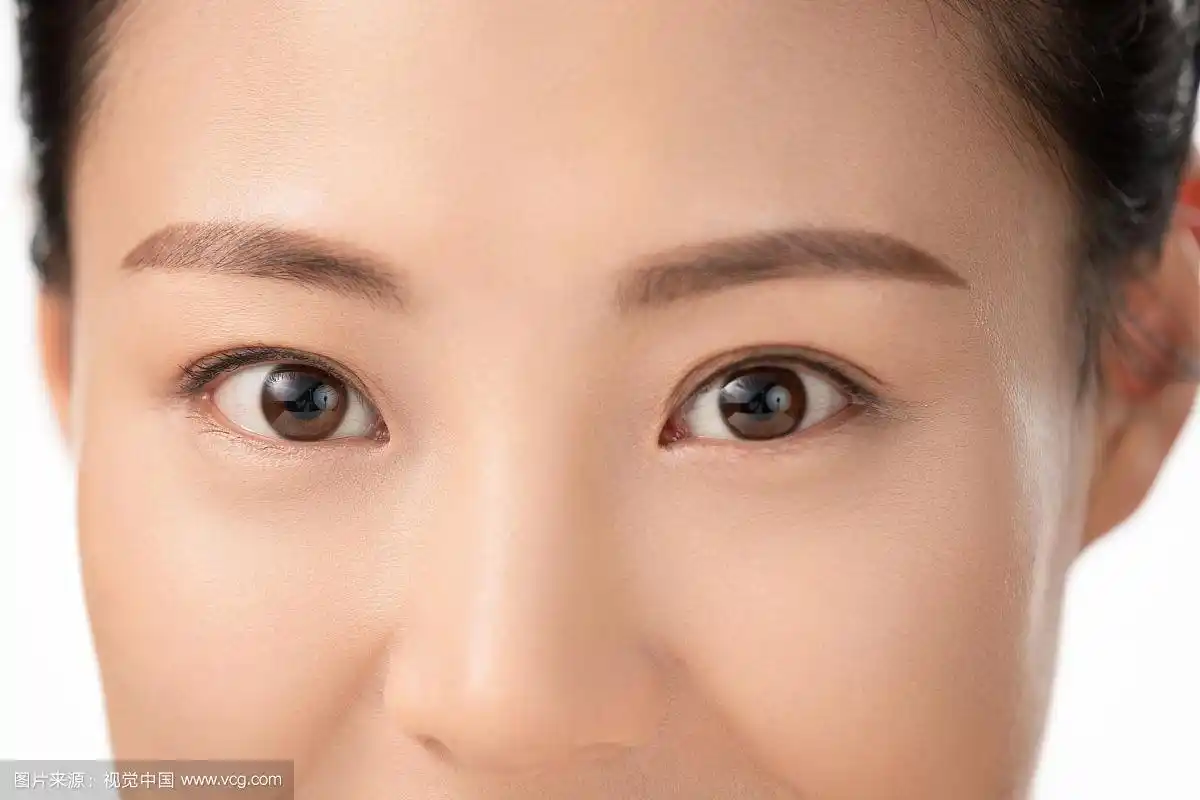 青年女人的眼睛特写