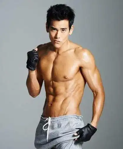 为拍戏瘦了32斤,彭于晏被姜文大摸腹肌,他到底经历了什么?