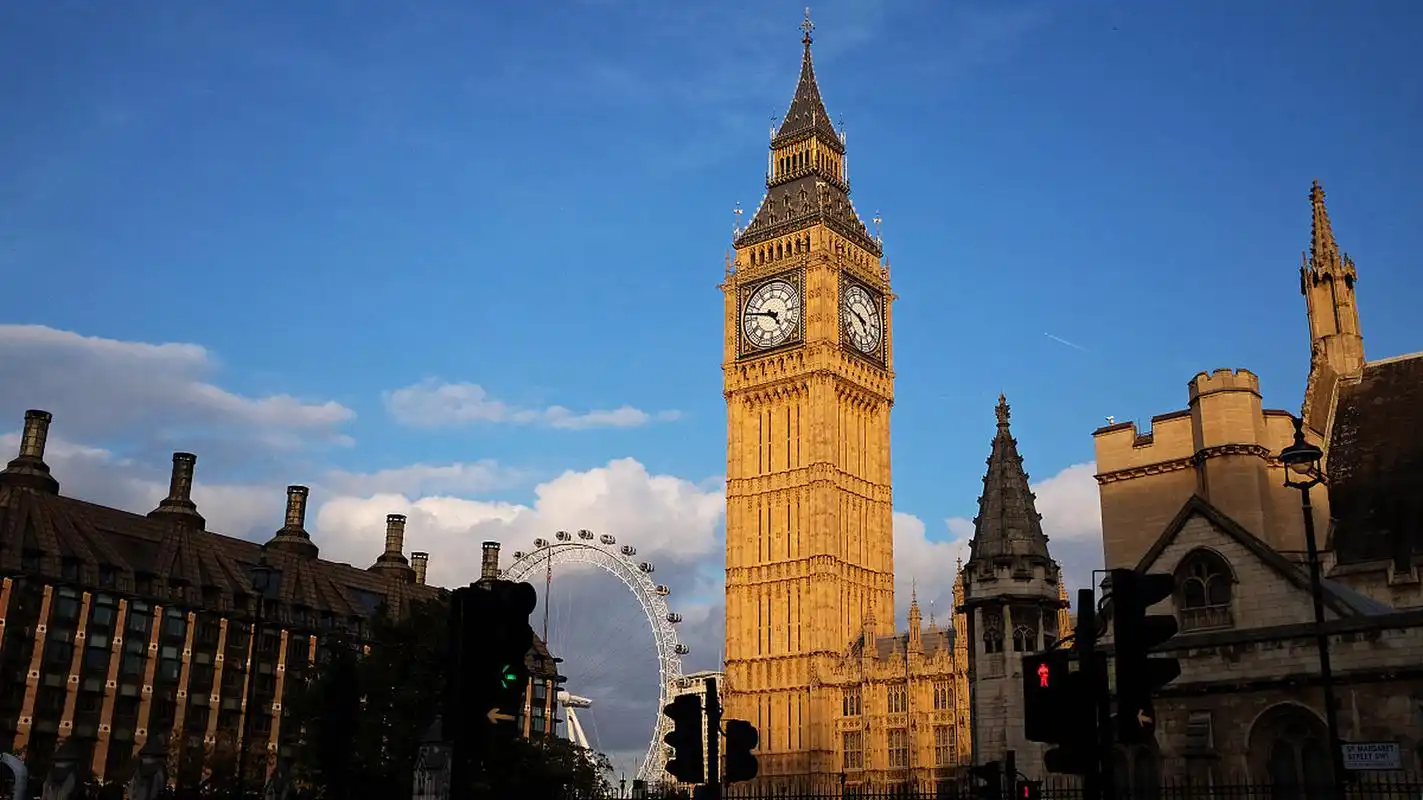 英国大本钟(big ben)坐落在英国伦敦泰晤士河畔,是联合王国国会大厦