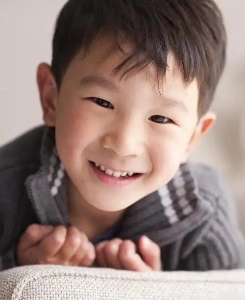 4-6岁小帅哥的发型选择 为4/6岁的小帅哥选择一个合适的发型,既能够