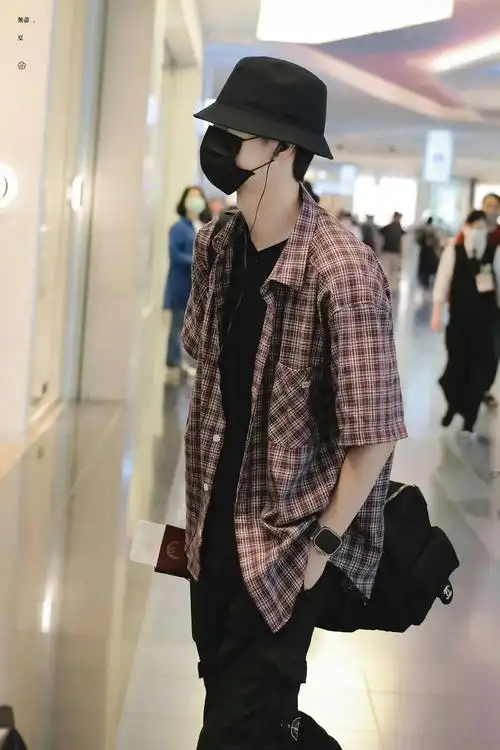 王一博东京机场出发回国～ 红色格子衬衫造型,到手插兜的潮男