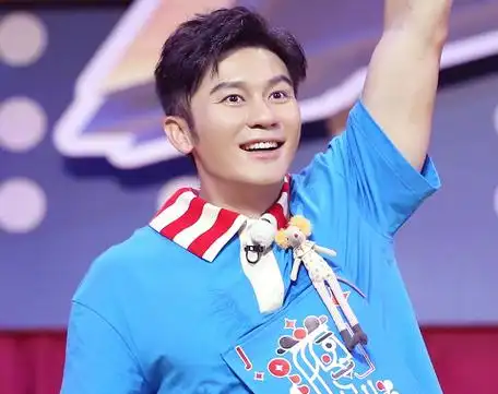 奔跑吧晒马戏团合照,李晨蔡徐坤成边缘人物,谁注意c位是谁