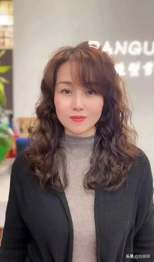 发尾只烫一个小卷图片(发尾烫发小卷型图片大全)-天晟网