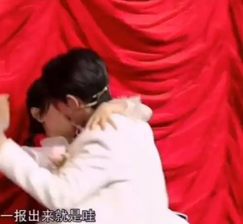 肖战和谢娜接吻"拍吻戏",被删减部分曝光,两人彩排花絮太欢乐_手机