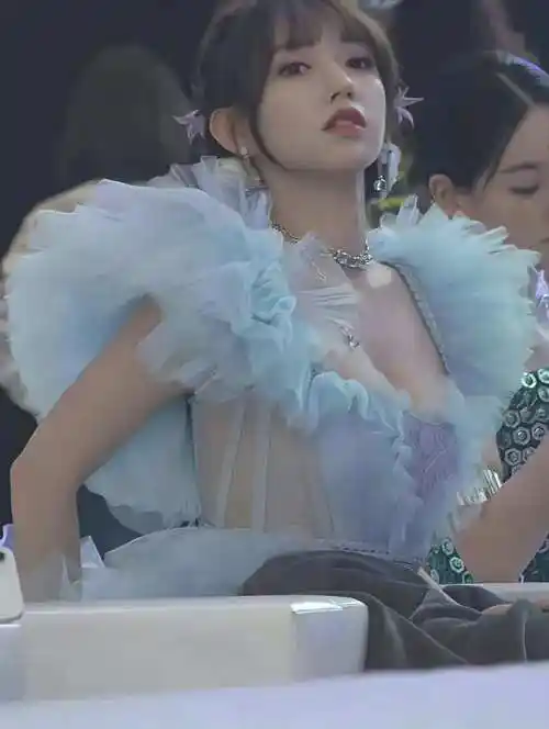 有一种"发育过猛"叫程潇,长腿嫩足太吸睛,内外兼修的完美追求者