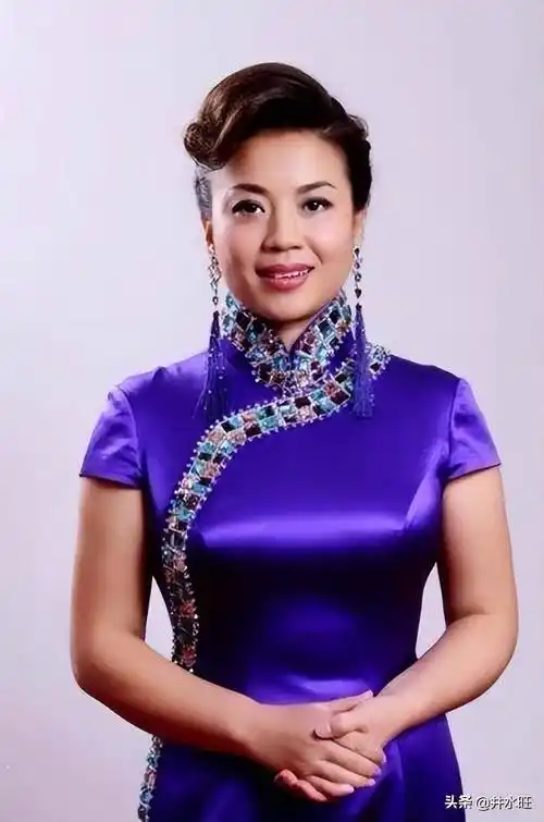 长期活跃于春晚舞台的女人,身材丰腴,酷爱旗袍_张也_合作_周深