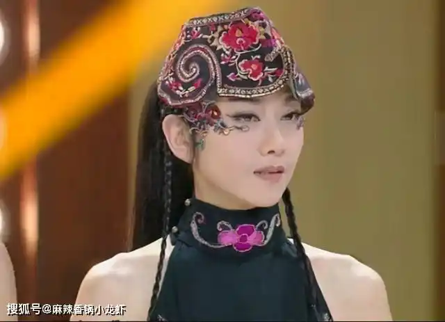 杨丽萍在肉身上画衣服跳舞10年不摘帽子究竟是何缘由
