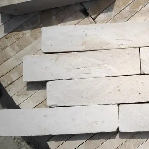 用于墙面装饰的白色薄旧砖