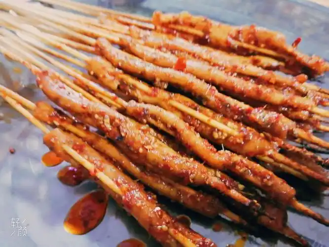 烤鸭肠:鸭肠这个东西可以很多变,涮火锅吃和烧烤吃完全不一样的体验.