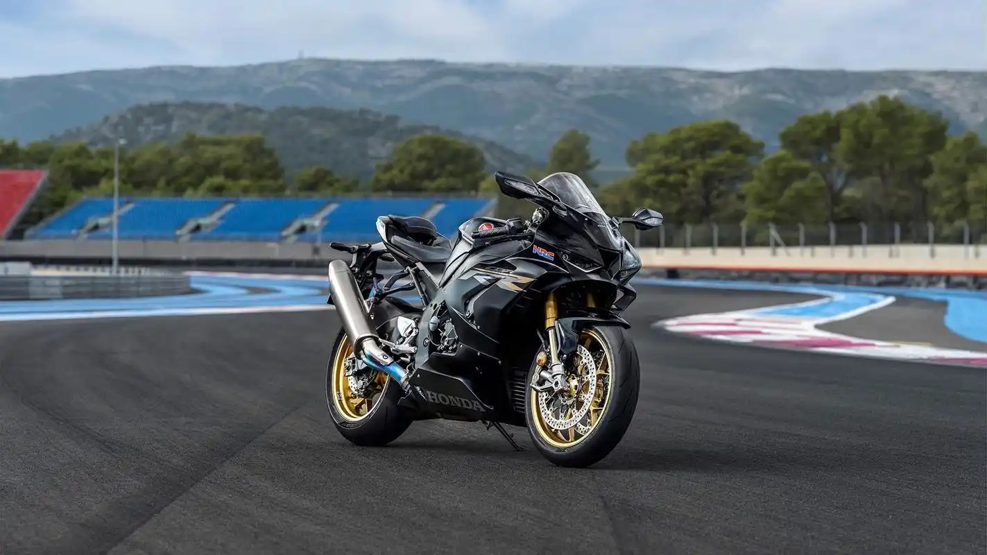 942023款本田新配色cbr1000rrr sp发布 新配色以黑金为主,黑色又是
