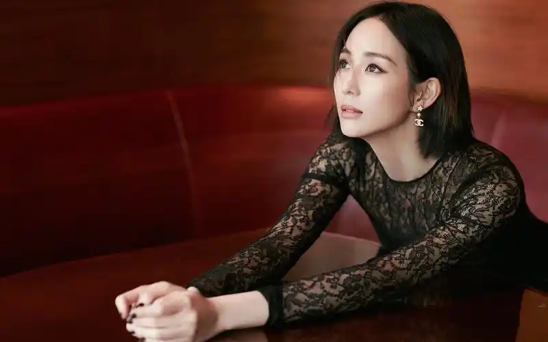 张钧甯蕾丝刺绣裙性感高清桌面壁纸