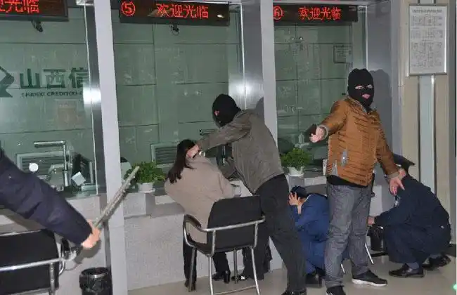 美女娱乐网 社会热点 > 银行递字条抢劫    这一天,有一个鬼鬼祟祟的