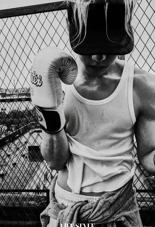 金发造型出镜,恰好的肌肉线条,少年荷尔蒙气息~1月13日,王子异《精品